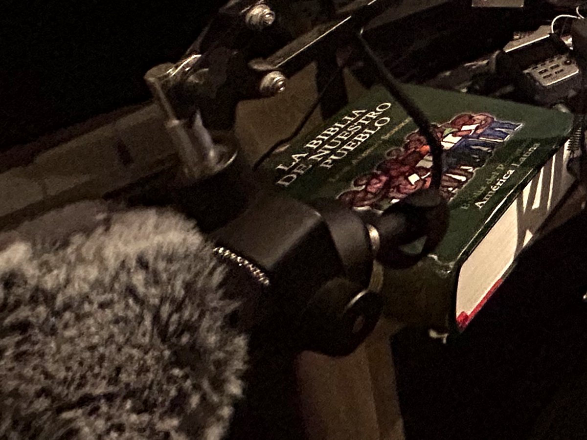 El micrófono y la Biblia en el estudio