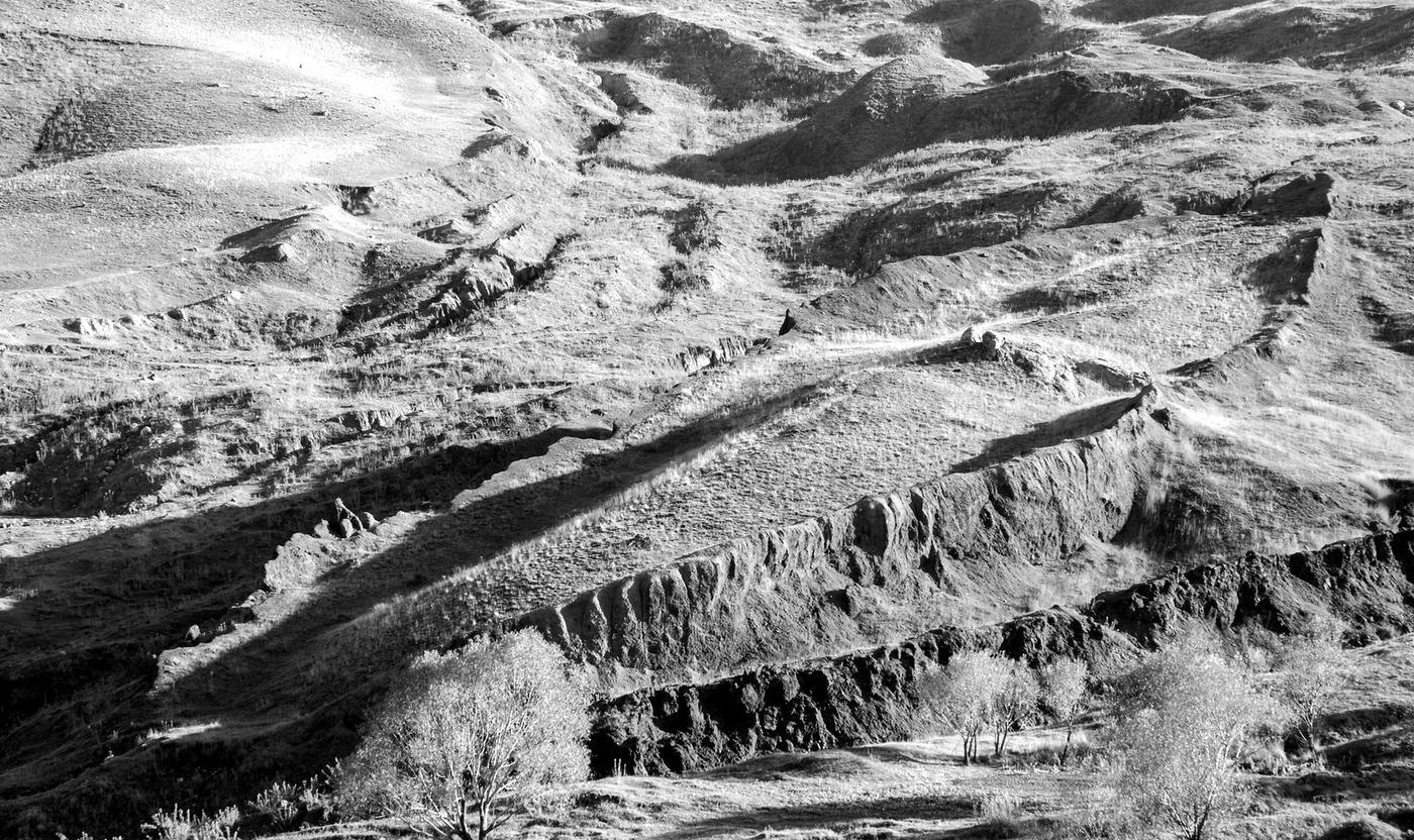 Una loma alargada con forma de casco de barco, entre cerros secos, al oriente de Turquía
