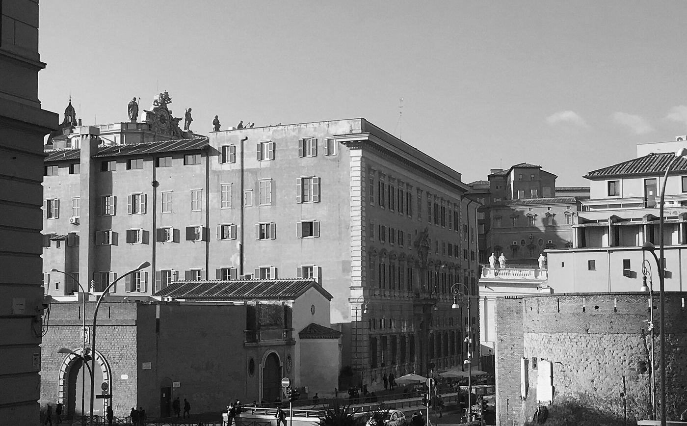 La fachada del Palacio del Santo Oficio, junto a la plaza de San Pedro, en Roma, donde Leonardo Boff respondió por su libro en 1984