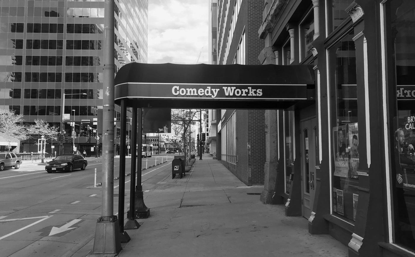 La entrada de Comedy Works, un club de comedia en el centro de Denver, con su marquesina negra sobre la acera