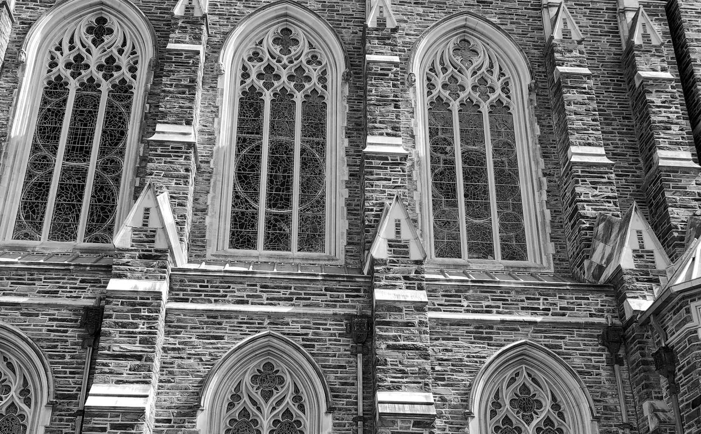 Los ventanales góticos de piedra de la capilla de la Universidad de Duke, en Carolina del Norte