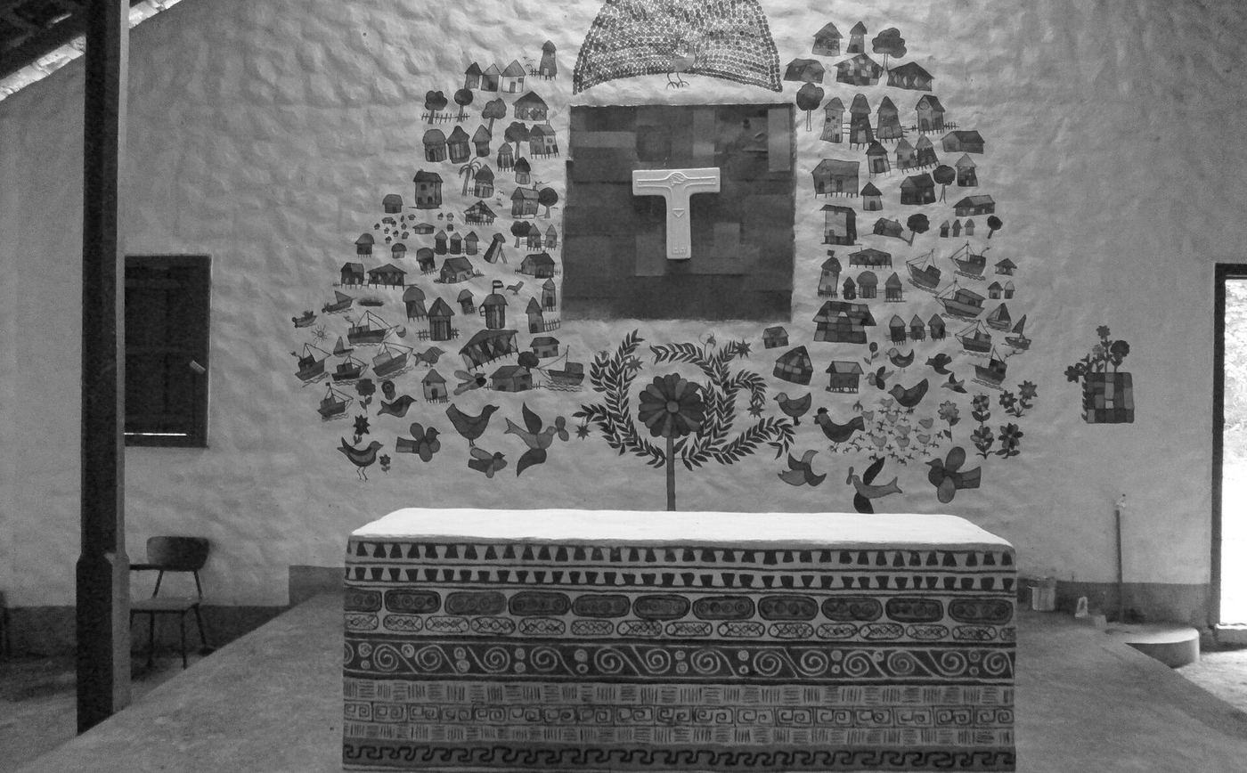 El altar de la iglesia de Solentiname, en la isla Mancarrón, con una pintura primitivista de los campesinos en la pared