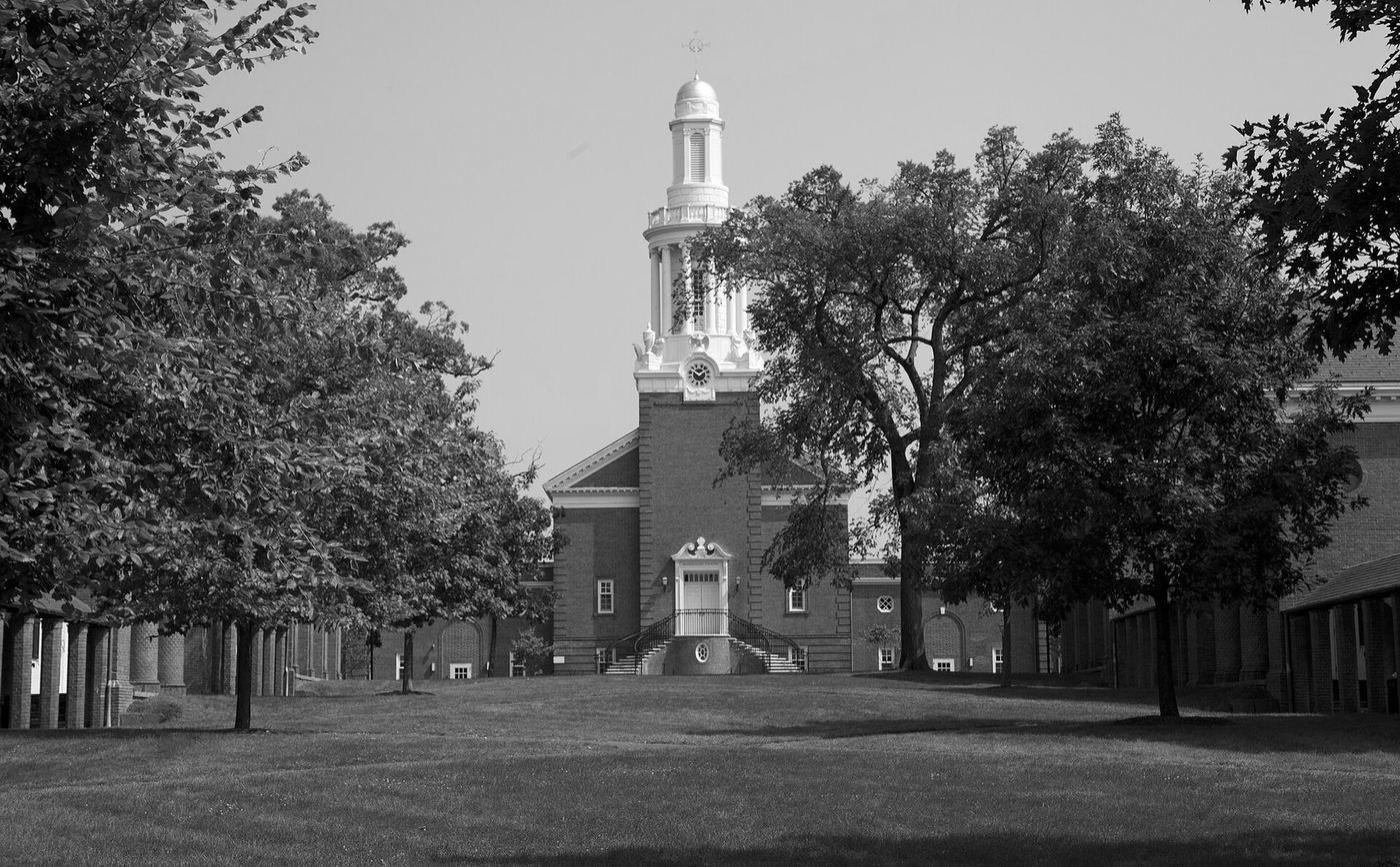 El patio de la Escuela de Teología de Yale, con la capilla Marquand al fondo, donde Justo L. González hizo su maestría en 1958
