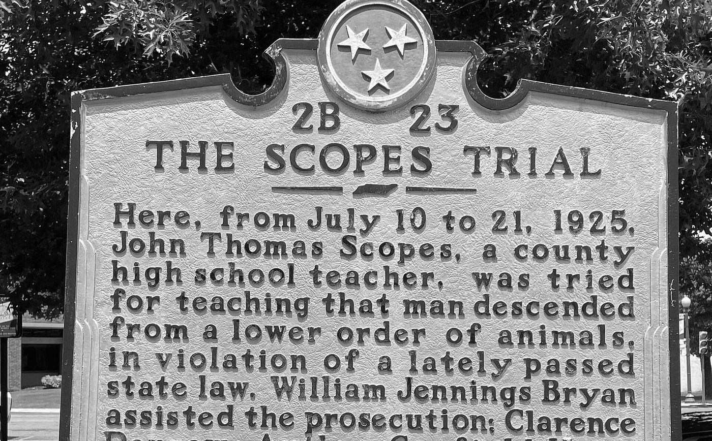 La placa histórica del juicio de Scopes frente al juzgado de Dayton, Tennessee