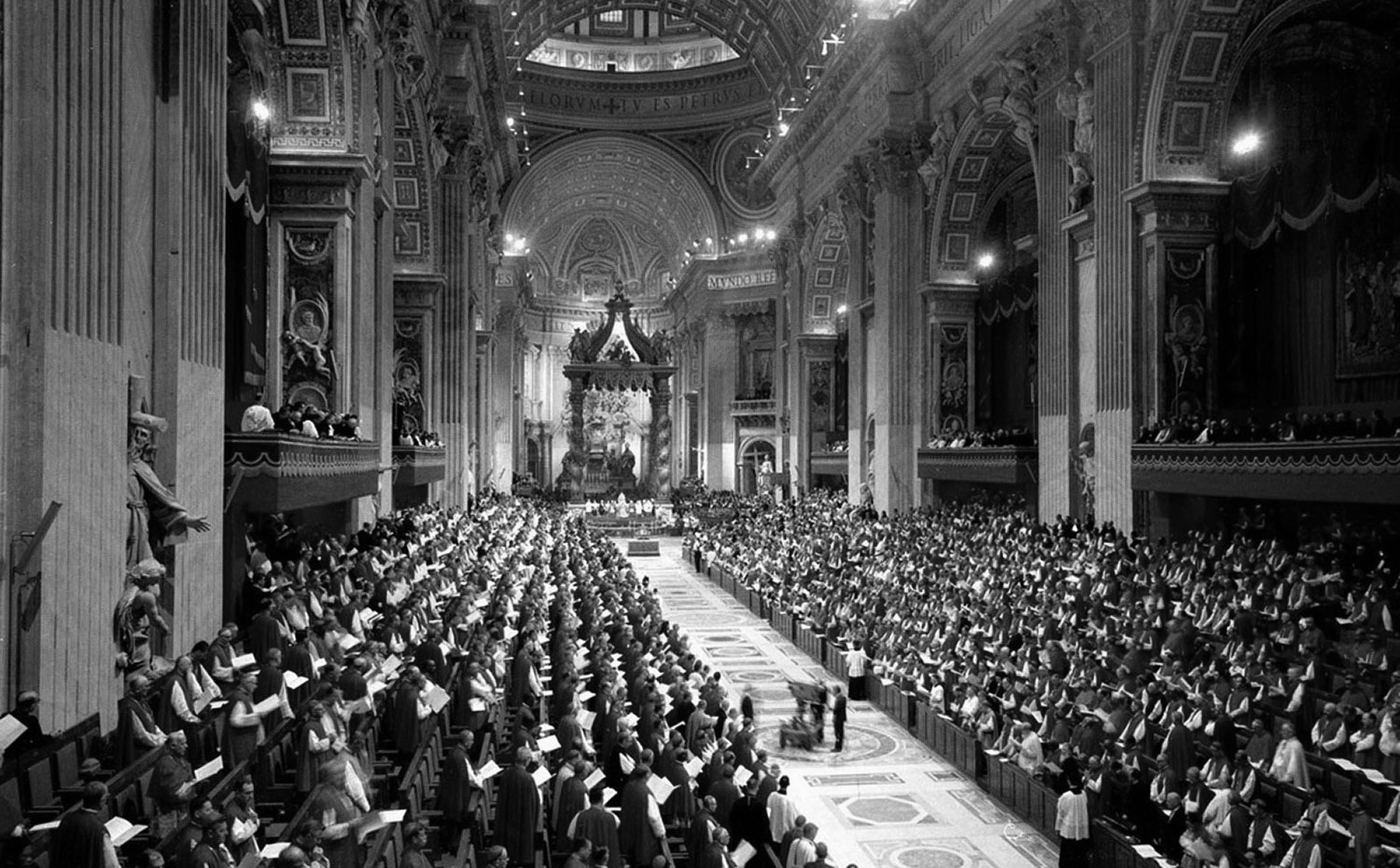 La basílica de San Pedro llena de obispos durante una sesión del Concilio Vaticano II
