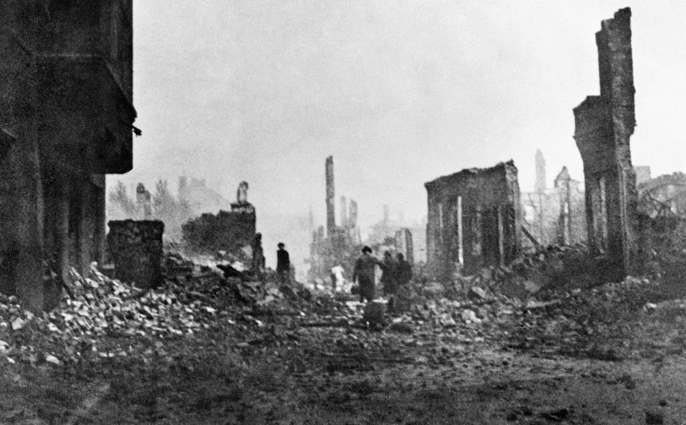 Una calle de Hamburgo destruida por los bombardeos de 1943, con las fachadas huecas