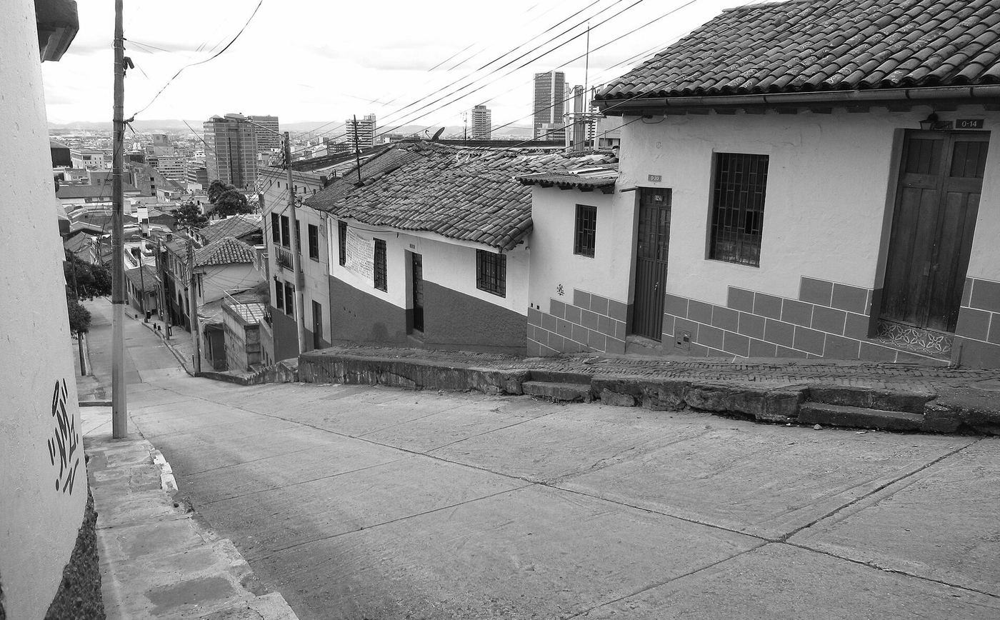 Una calle empinada de La Candelaria, el centro antiguo de Bogotá, la ciudad donde René Padilla pasó su infancia