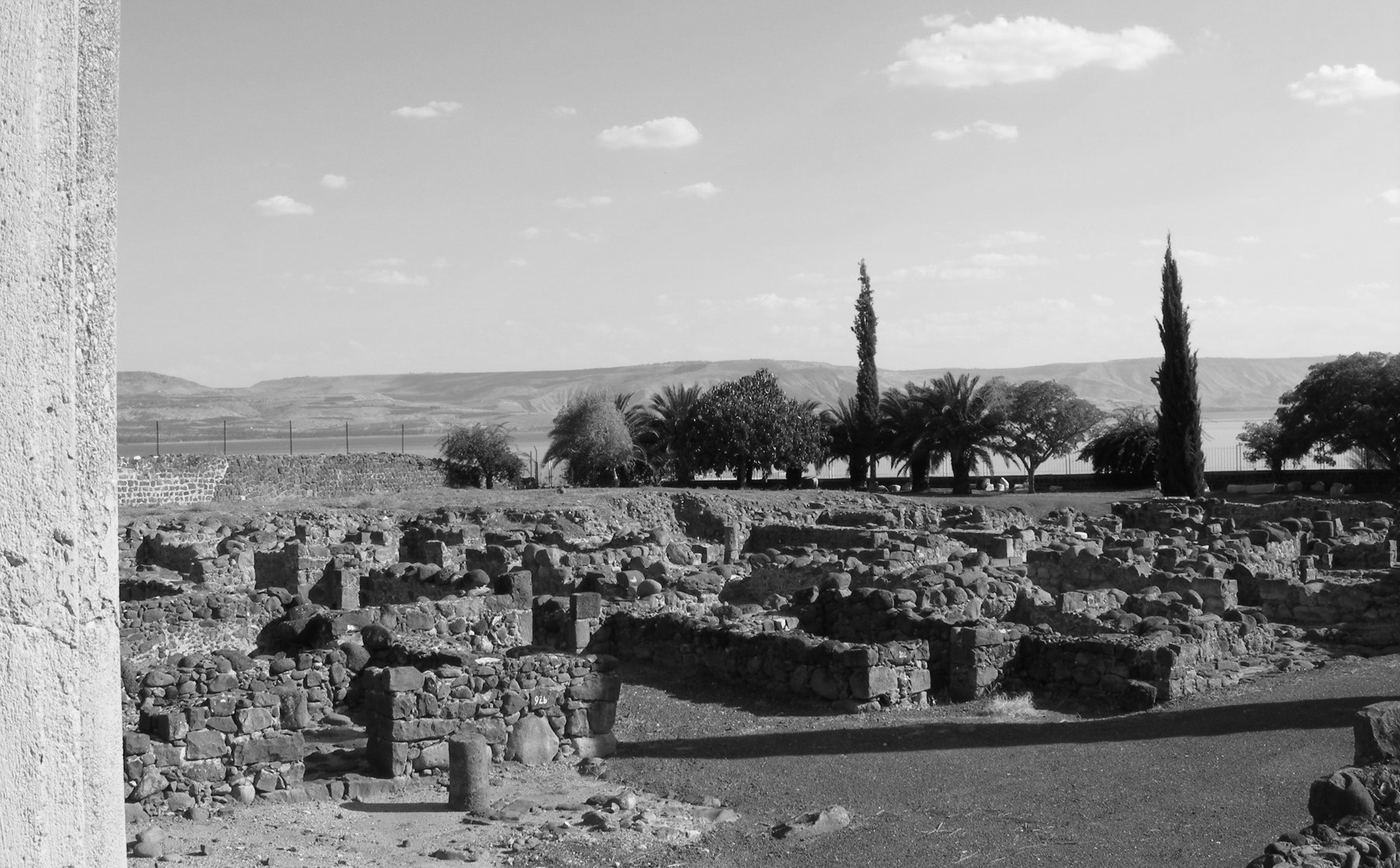 Las ruinas de la sinagoga de Cafarnaúm, a la orilla del lago de Galilea