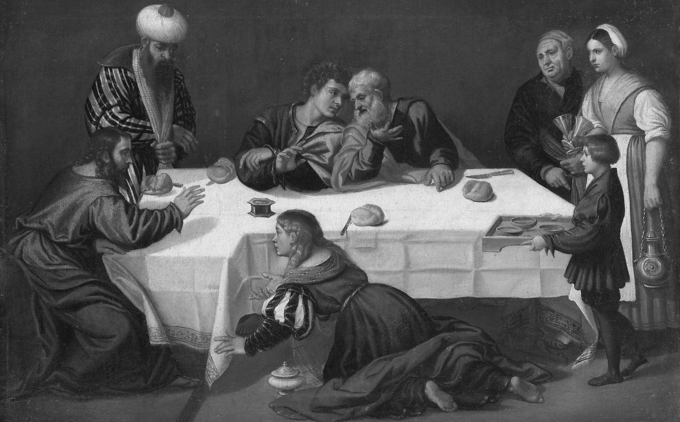 Una mujer arrodillada junto a la mesa unge a Jesús mientras los hombres sentados la miran