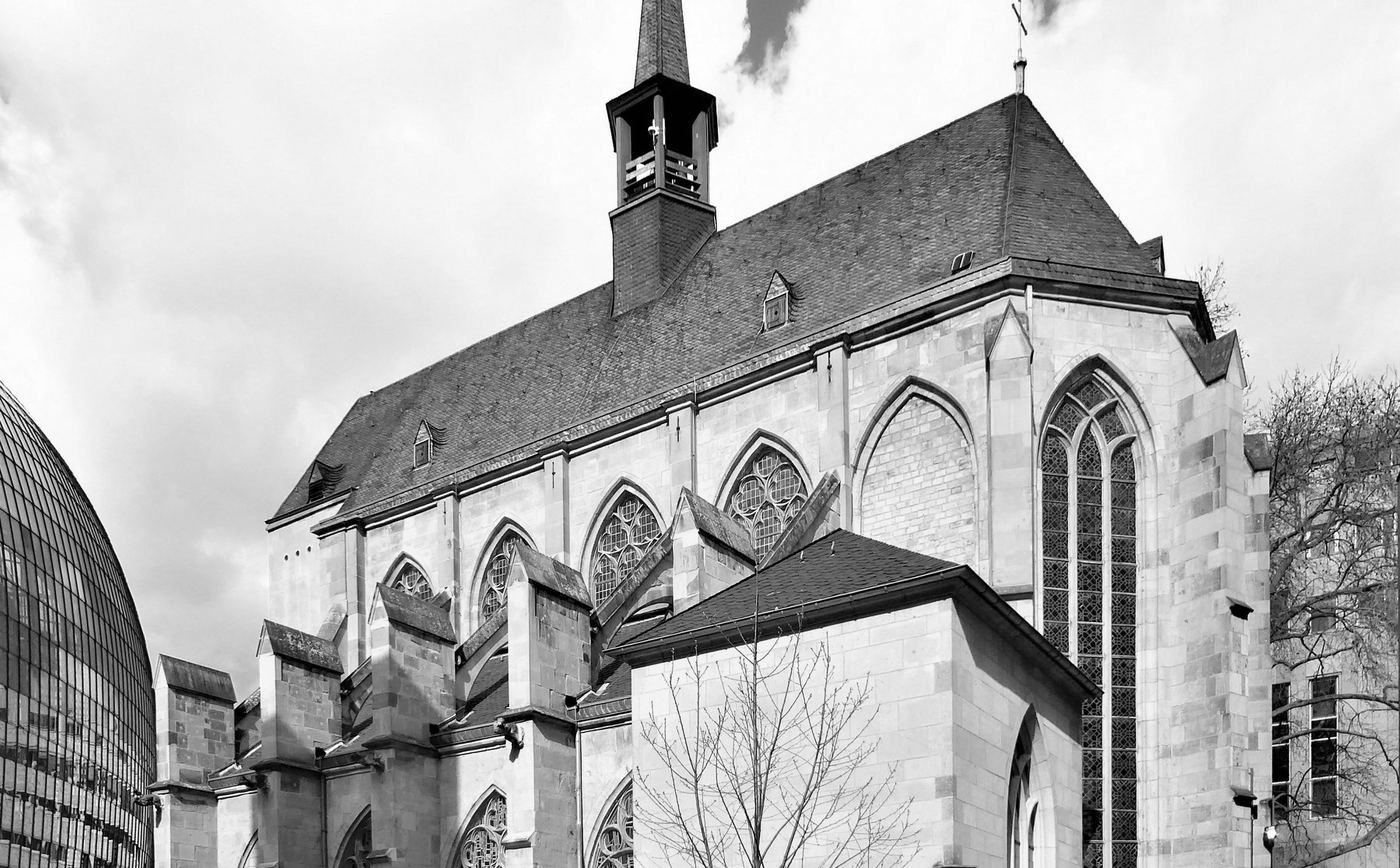 La Antoniterkirche de Colonia, una iglesia gótica de piedra clara en una calle comercial