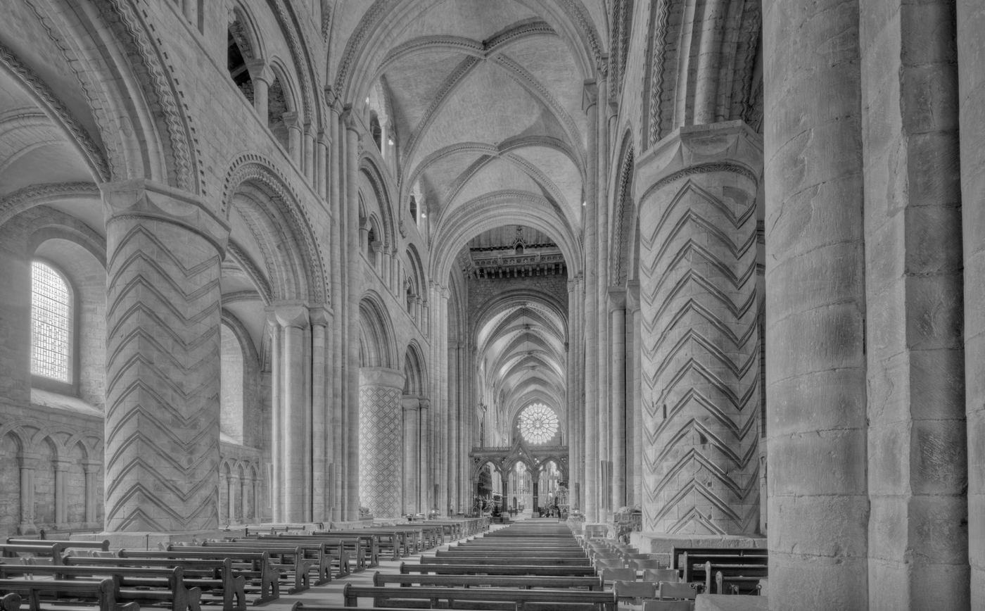 La nave de la catedral de Durham, en Inglaterra, con sus columnas de piedra iluminadas