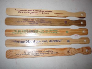 Cinco de los modelos, con el versículo impreso a lo largo de la madera.