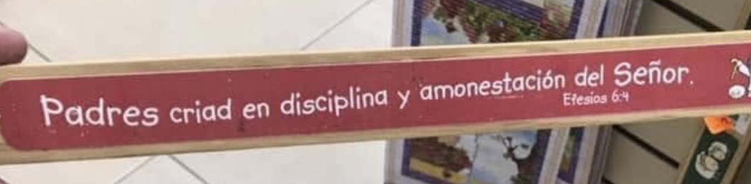 El palo rojo, girado para poder leerlo. Cita Efesios 6:4 y arranca la cita en la mitad del versículo.