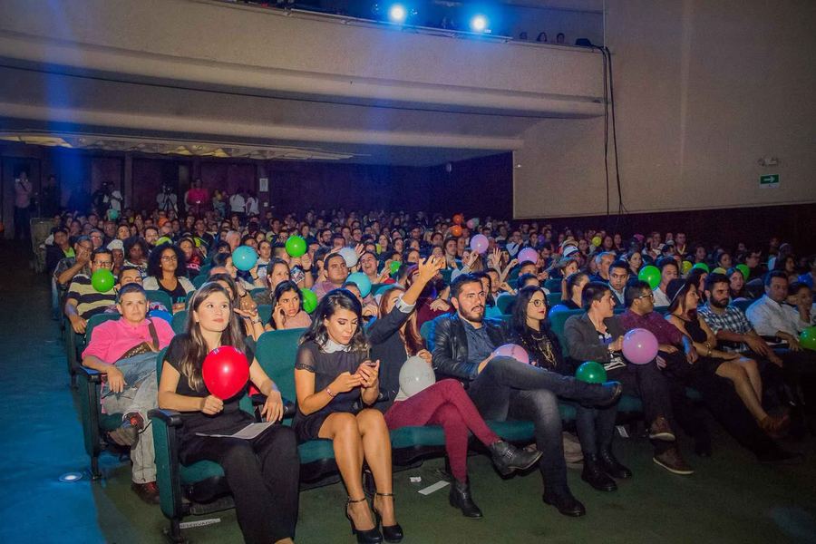 La sala llena, vista desde el escenario