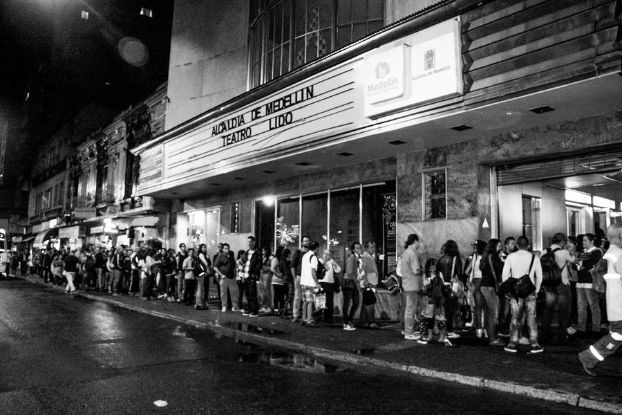 La fila en la puerta del Teatro Lido, esa noche