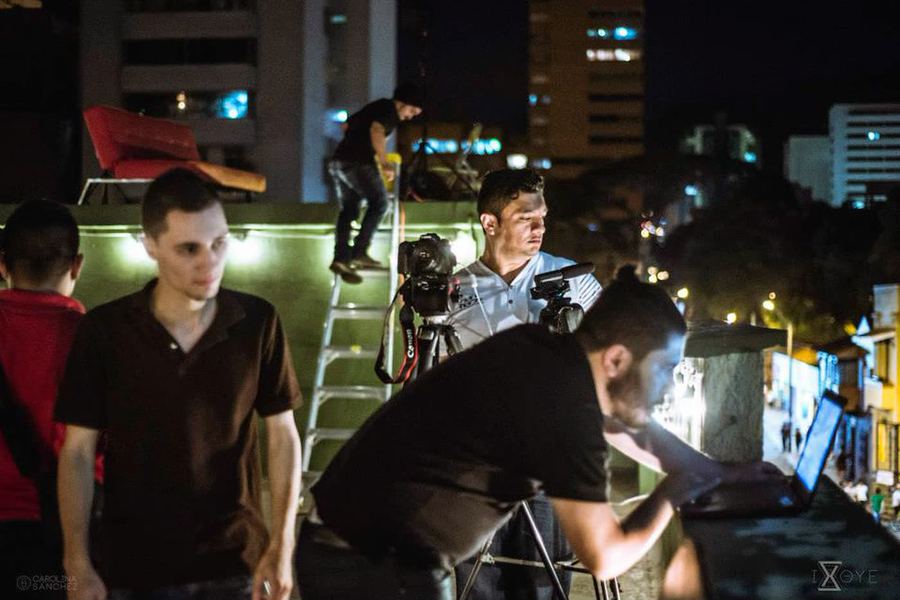 Rodaje de noche, en una terraza