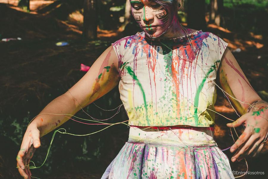Uno de los tributos: el vestido pintado, en el bosque