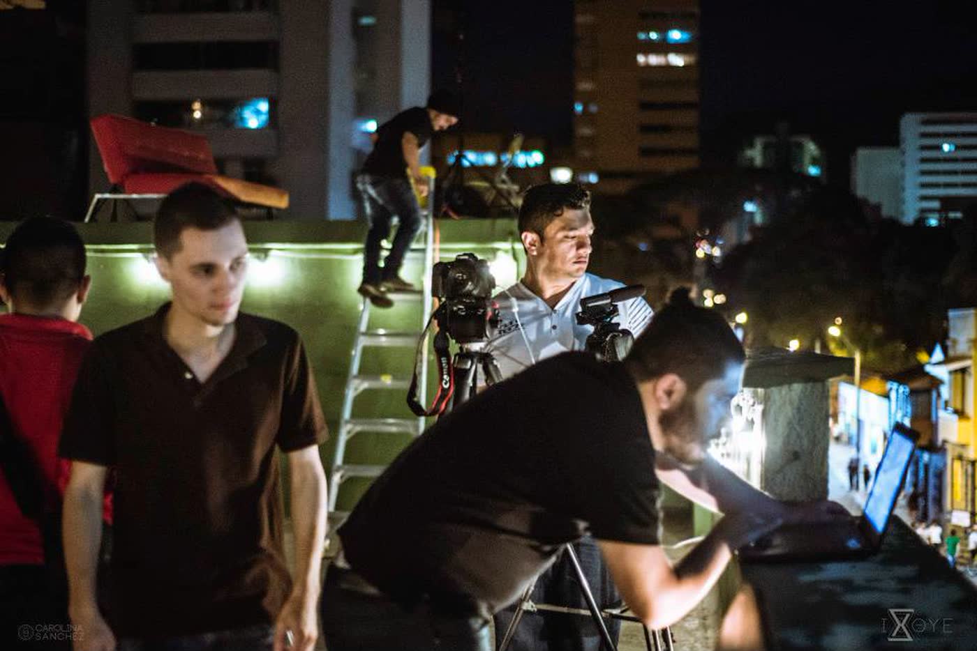 Rodaje de noche, en una terraza
