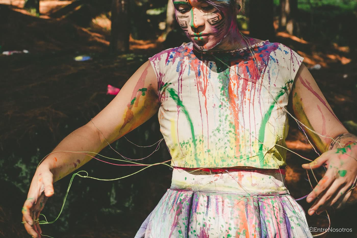 Uno de los tributos: el vestido pintado, en el bosque